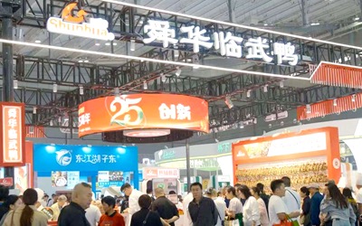 VLOG直擊長(zhǎng)沙農(nóng)博會(huì)：記者組團(tuán)打卡，舜華臨武鴨圈粉無(wú)數(shù)